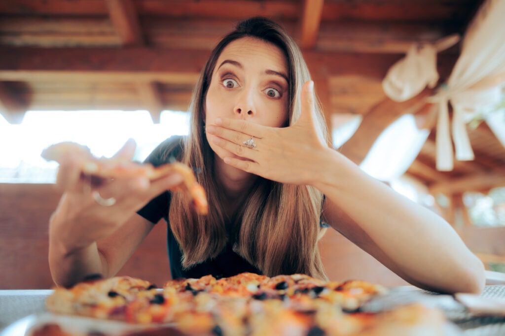 Femme-mangeant_pizza