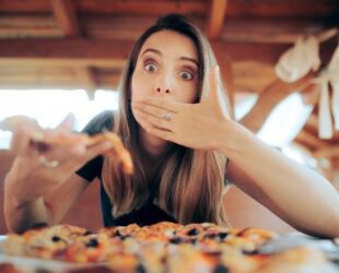 Femme-mangeant_pizza
