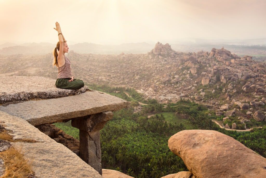 Femme en position de yoga avec vue sur le monde