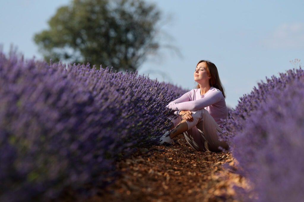 Photo d'une femme assise dans un champ de lavande