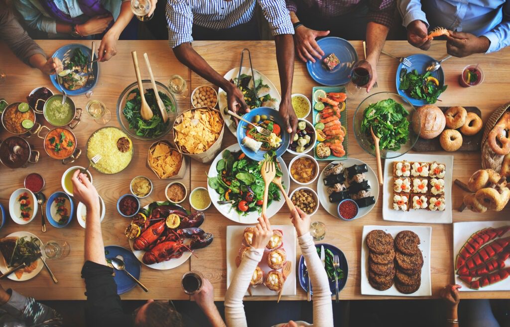 Photo d'une table sur laquelle est disposée une multitude de plats colorés.