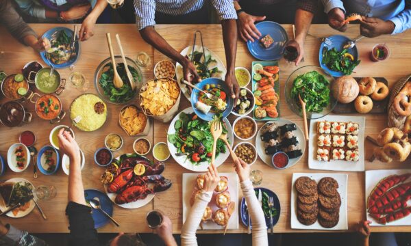 Photo d'une table sur laquelle est disposée une multitude de plats colorés.