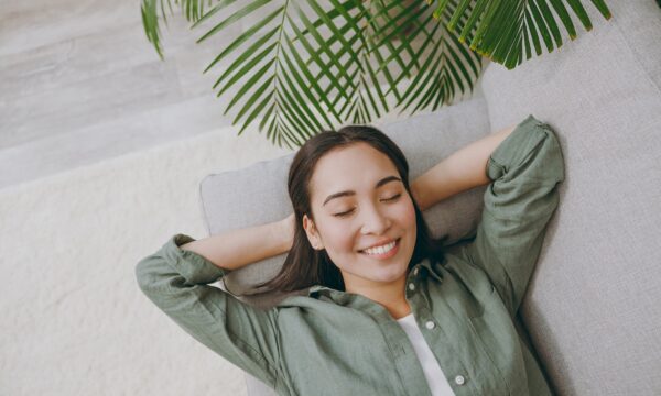 Photo d'une femme allongée sur le seule qui semble heureuse et détendue.