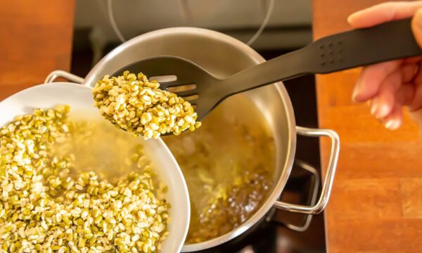 Photo d'une personne en train de faire son propre Ghee maison dans une casserole.