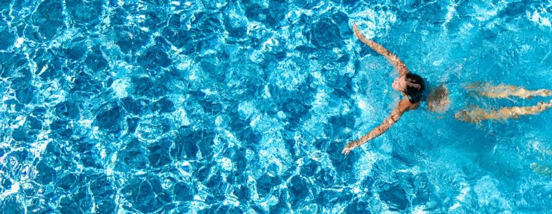 Photo d'une femme dans une piscine en train de nager