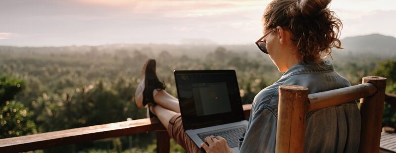 JDA43 Photo d'une femme sur son ordinateur face à un paysage de nature